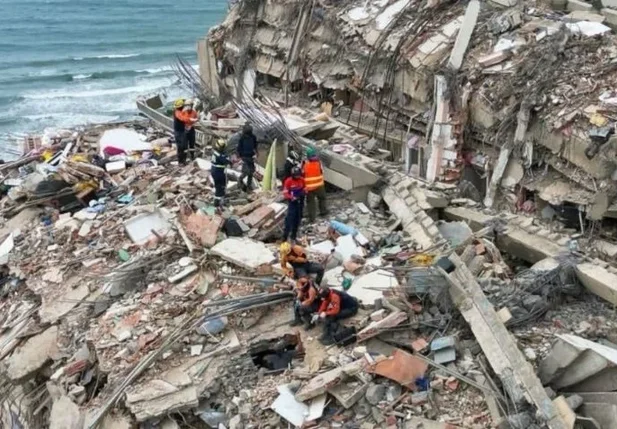 Médicos cirurgiões se voluntariam para ajudar as vítimas de terremotos na Venezuela; na imagem a equipe da Grad Brasil que atua no resgate de vítimas humanas e animais.