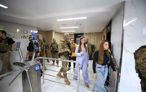 Membros da DF Group sendo presos