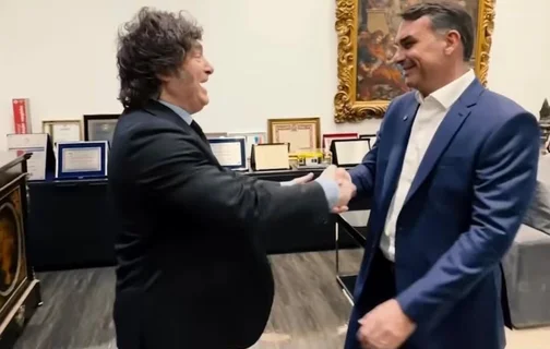 Milei se reúne com Flávio Bolsonaro e diz que senador é "uma grande esperança para outubro"
