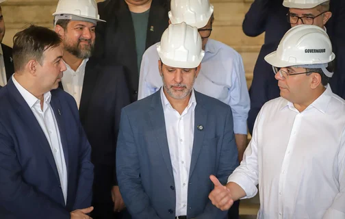 Ministro Leonardo Barchini em agenda com o governador Rafael Fonteles