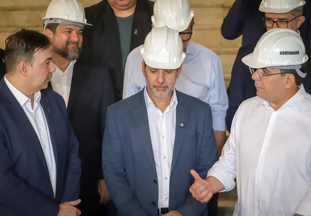 Ministro Leonardo Barchini em agenda com o governador Rafael Fonteles
