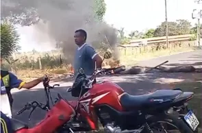 Moradores bloqueiam via em União