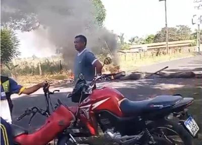 Moradores bloqueiam via em União