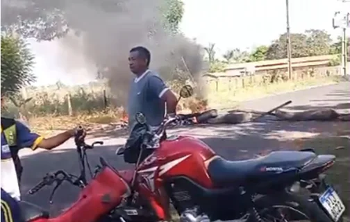 Moradores bloqueiam via em União