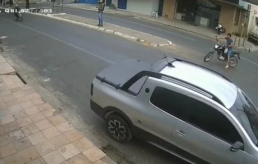 Motociclistas ficam feridos após colisão com caminhonete em Teresina
