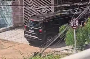 Mulher invadiu a casa da vítima com um Jeep Renegade