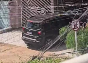 Mulher invadiu a casa da vítima com um Jeep Renegade