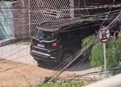 Mulher invadiu a casa da vítima com um Jeep Renegade