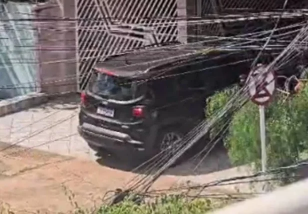 Mulher invadiu a casa da vítima com um Jeep Renegade