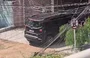 Mulher invadiu a casa da vítima com um Jeep Renegade