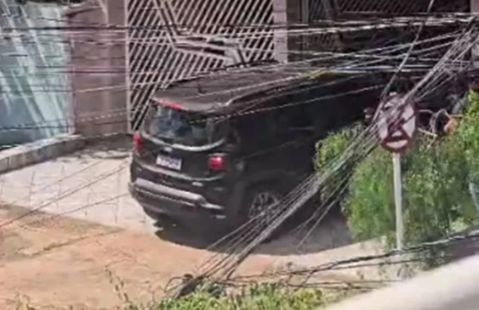 Mulher invadiu a casa da vítima com um Jeep Renegade
