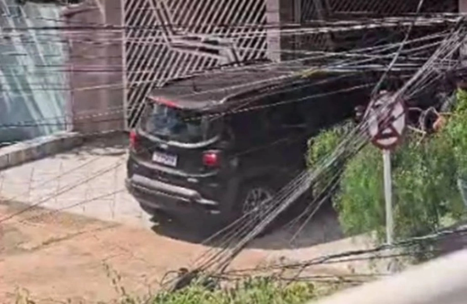Mulher invadiu a casa da vítima com um Jeep Renegade