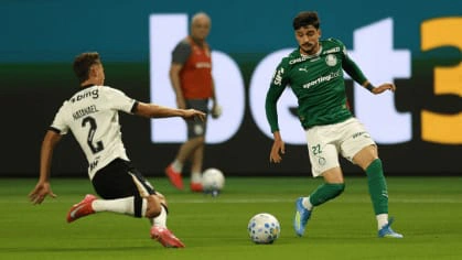 Natanael em disputa de bola com Piquerez