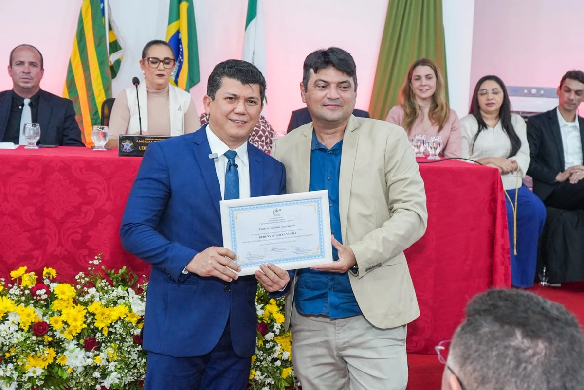 O deputado Rubens Vieira ao lado do vereador Zé Neto durante a entrega do Título de Cidadão Angicalense