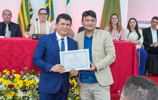 O deputado Rubens Vieira ao lado do vereador Zé Neto durante a entrega do Título de Cidadão Angicalense