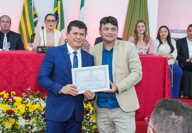O deputado Rubens Vieira ao lado do vereador Zé Neto durante a entrega do Título de Cidadão Angicalense