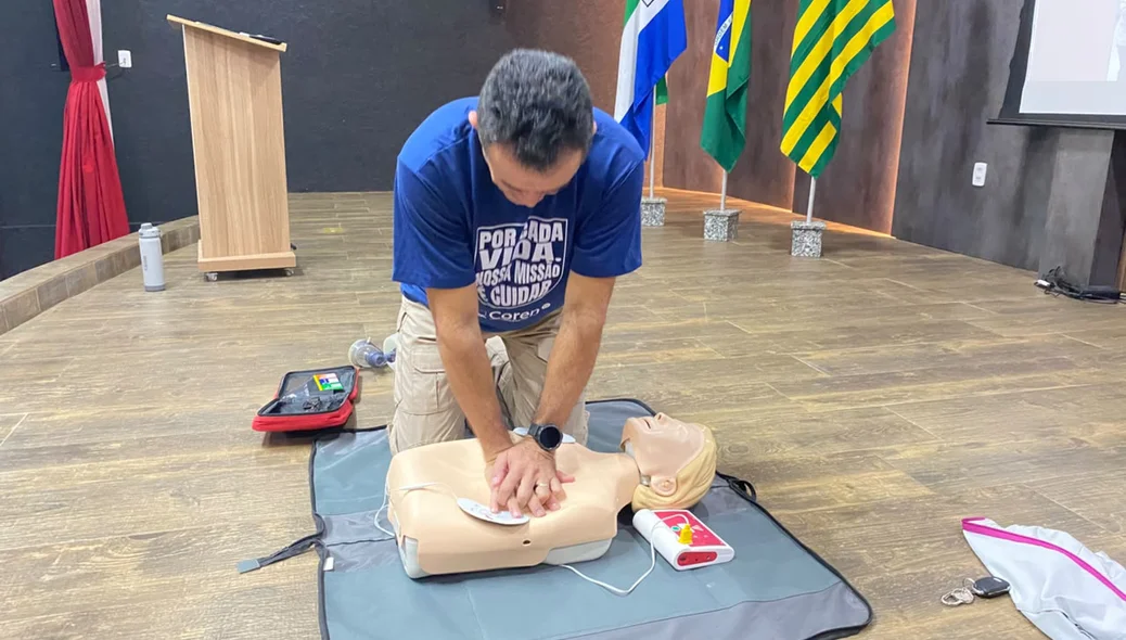 O enfermeiro Dr. Flaviano Aragão ministrou o minicurso sobre Suporte Avançado de Vida
