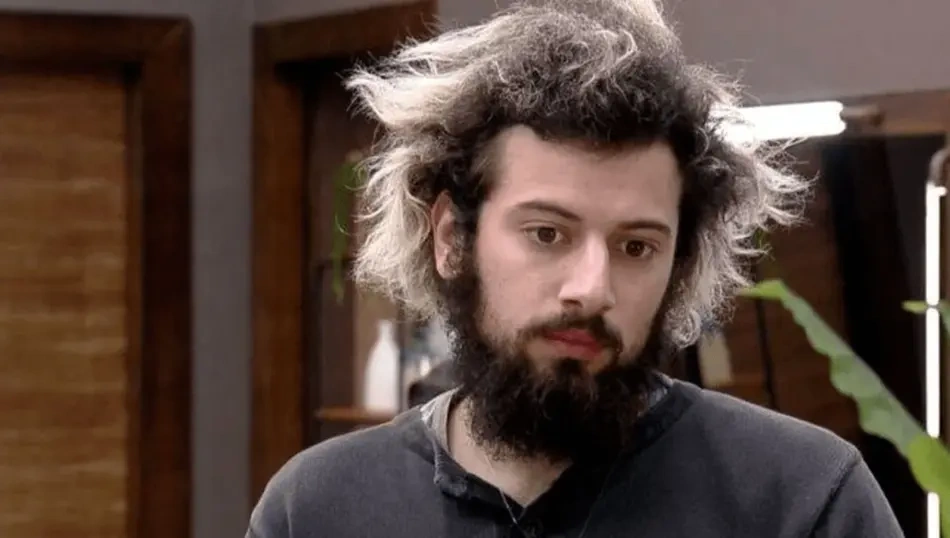 O influenciador Lucas Strabko, conhecido como Cartolouco, foi denunciado por agressão física e violência psicológica por uma ex-namorada.