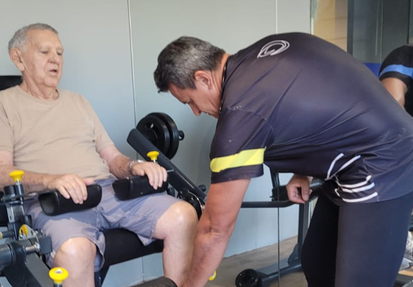 O Sr. Edmilson Nogueira (90 anos) fazendo musculação terapêutica com o prof. Demóstenes