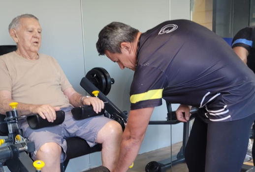O Sr. Edmilson Nogueira (90 anos) fazendo musculação terapêutica com o prof. Demóstenes