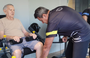 O Sr. Edmilson Nogueira (90 anos) fazendo musculação terapêutica com o prof. Demóstenes