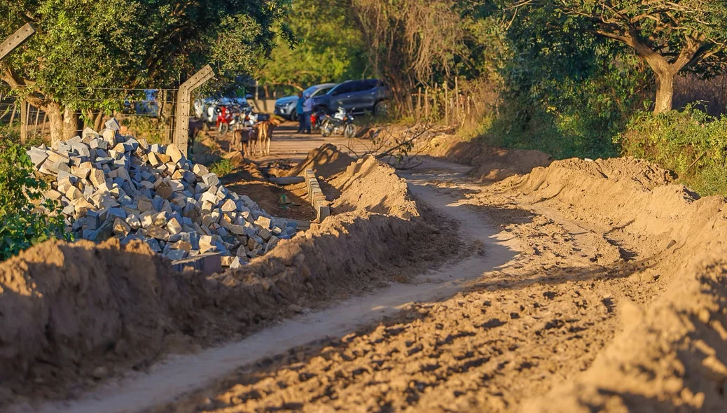 Obra de pavimentação na zona rural de Água Branca