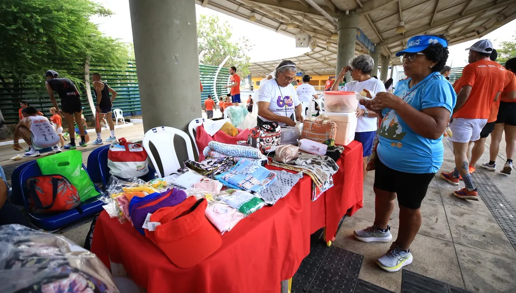 Pequenos empreendedores expondo seus produtos