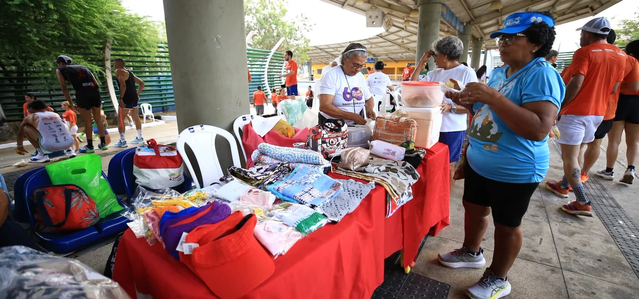 Pequenos empreendedores expondo seus produtos