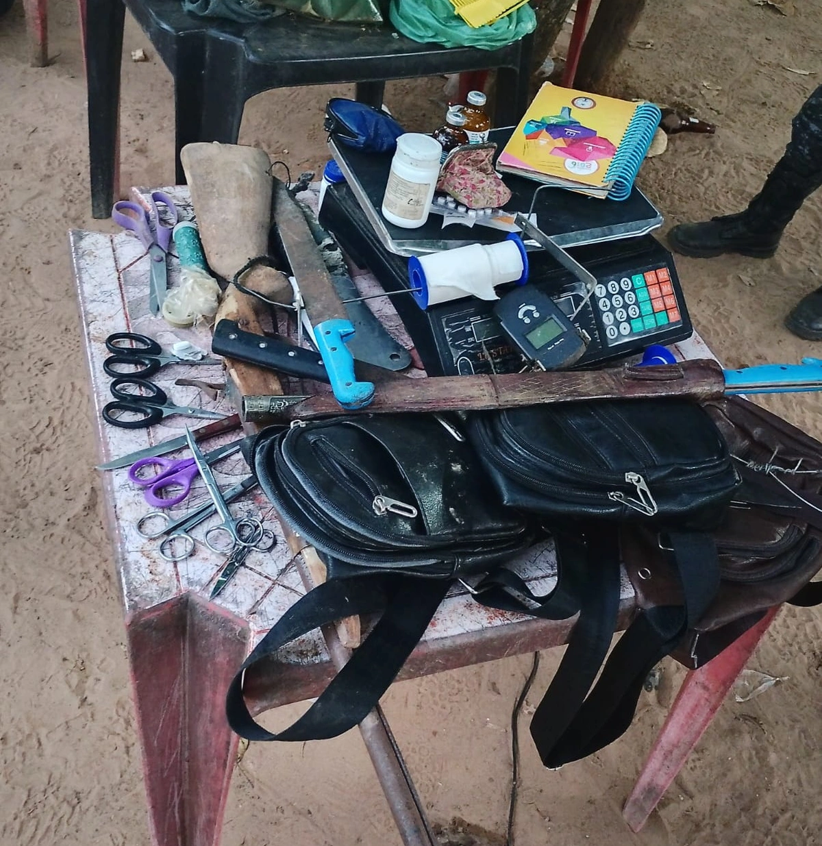 Polícia Militar apreendeu uma arma de fabricação caseira e materiais utilizados na rinha.