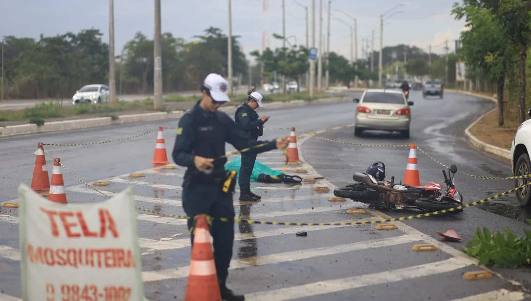Policiais isolaram o local do acidente