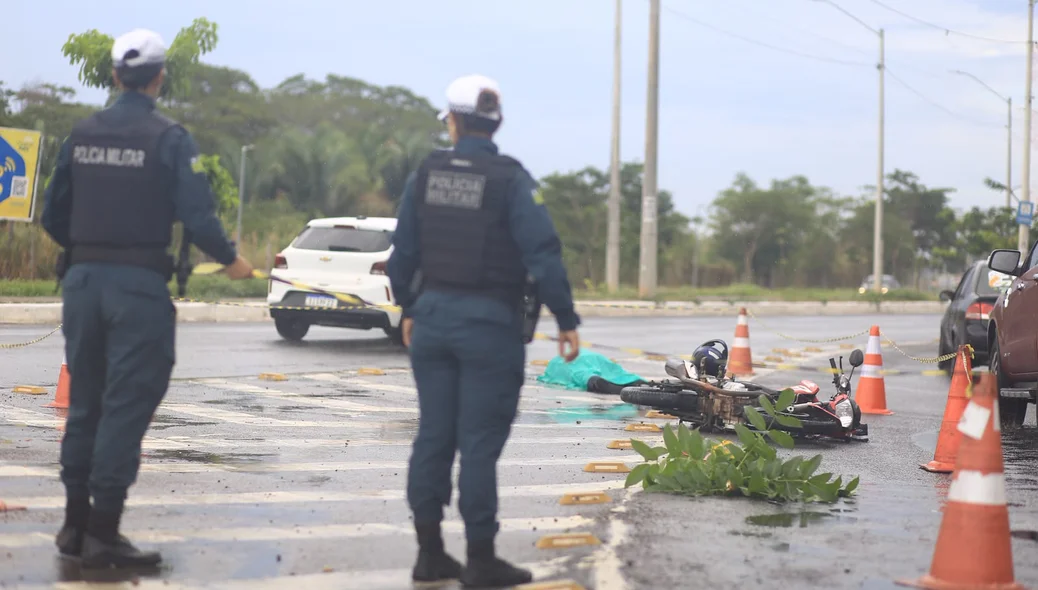 Policiais no local do acidente