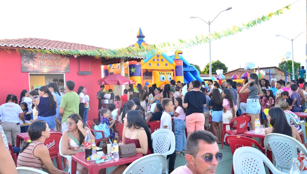 Praça do Jardim Lavina recebeu centenas de crianças e famílias durante o festival