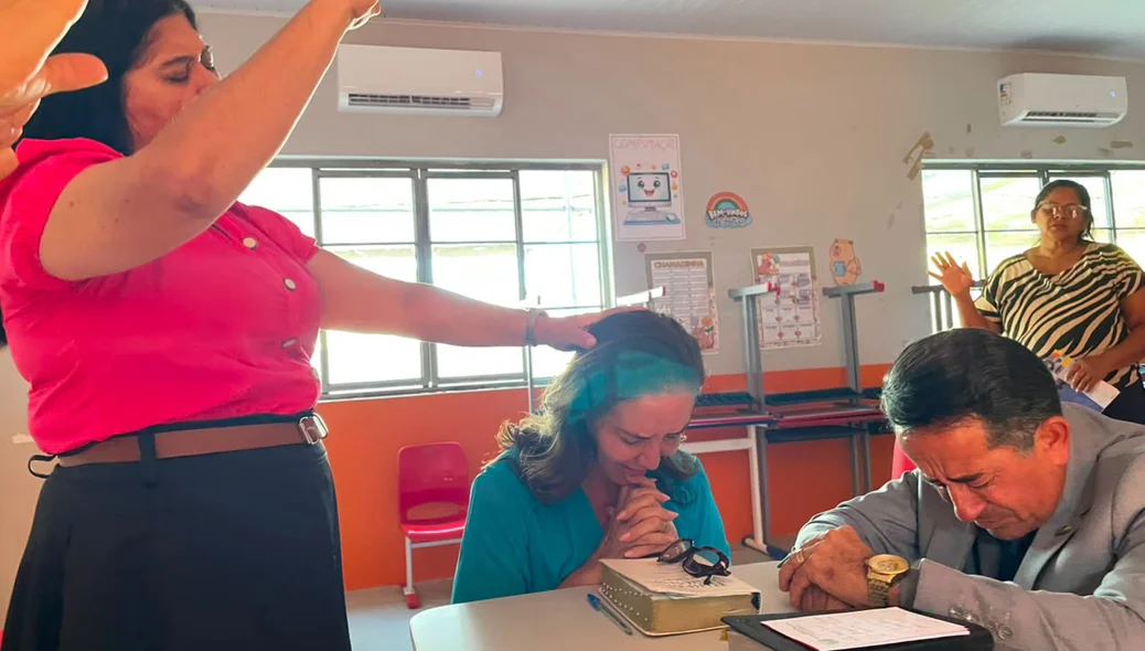Pré-candidata a deputada estadual, professora Zildênia em momento de oração