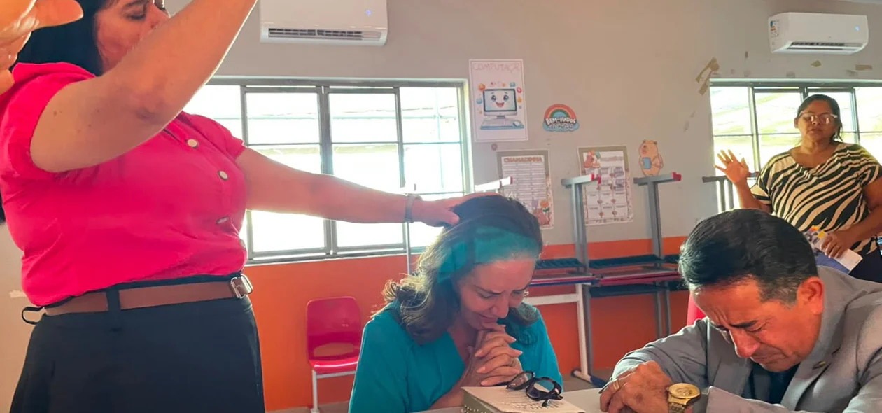 Pré-candidata a deputada estadual, professora Zildênia em momento de oração