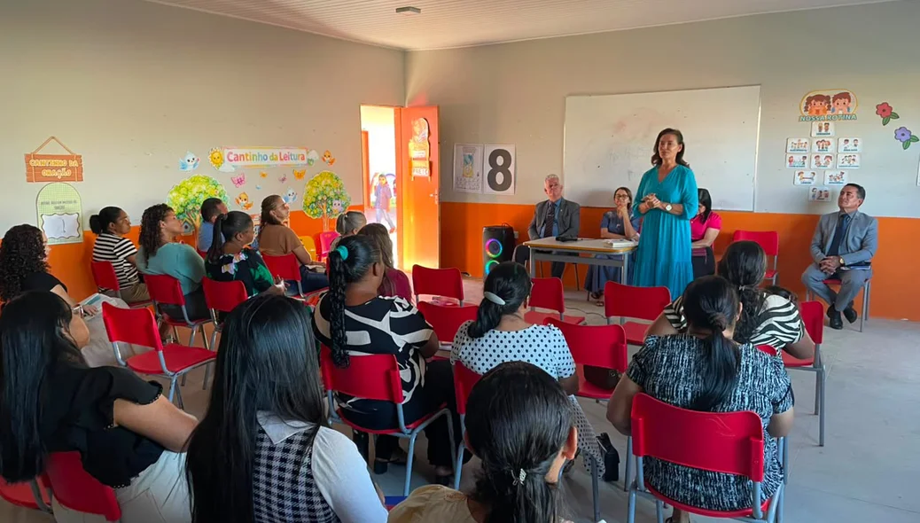 Pré-candidata a deputada estadual, professora Zildênia em reunião com lideranças
