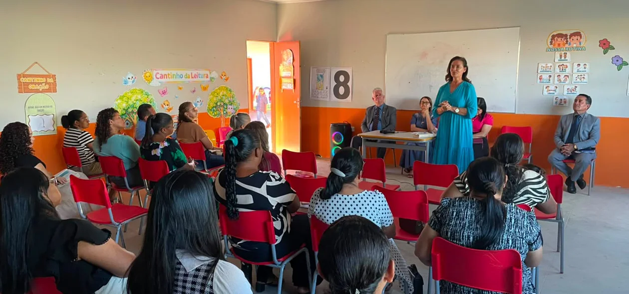 Pré-candidata a deputada estadual, professora Zildênia em reunião com lideranças