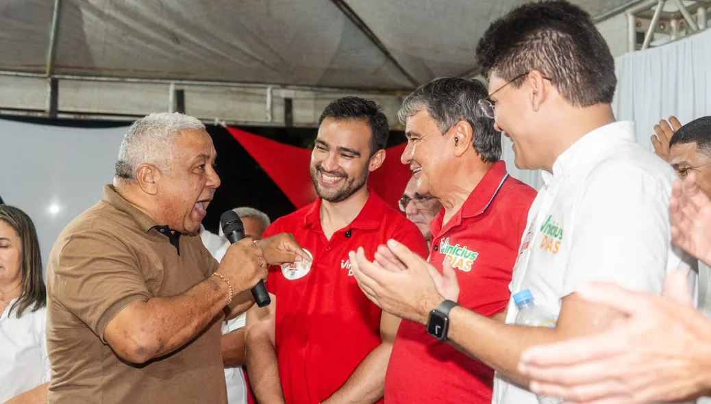 Pré-candidato Vinicius Dias ao lado de lideranças