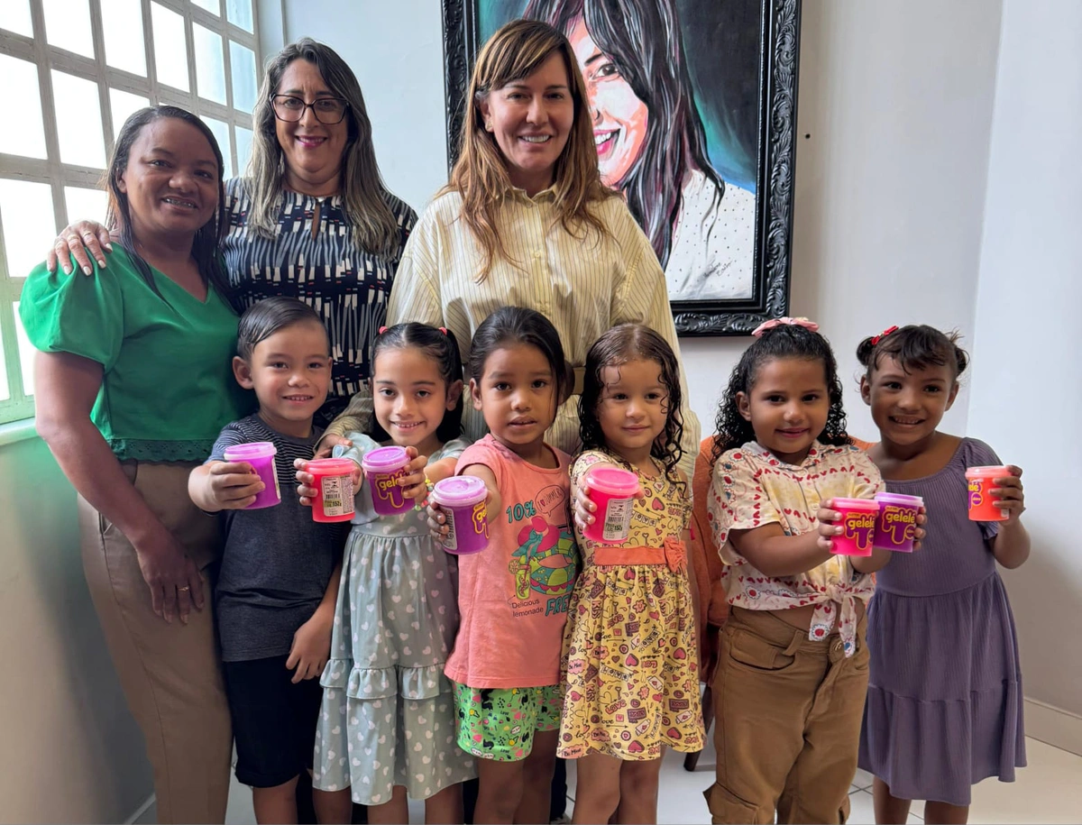 Prefeita Ivanária Sampaio entrega slimes na Creche Vô José Luís Pereira
