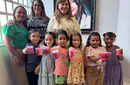 Prefeita Ivanária Sampaio entrega slimes na Creche Vô José Luís Pereira