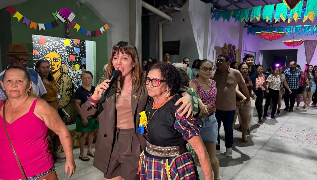 Prefeita Ivanária Sampaio no Arraiá da Melhor Idade