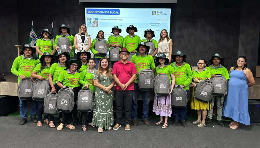 Prefeito Abdoral Melo com agentes de saúde e endemias