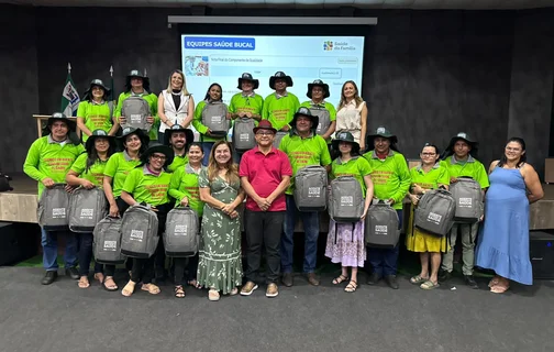 Prefeito Abdoral Melo com agentes de saúde e endemias