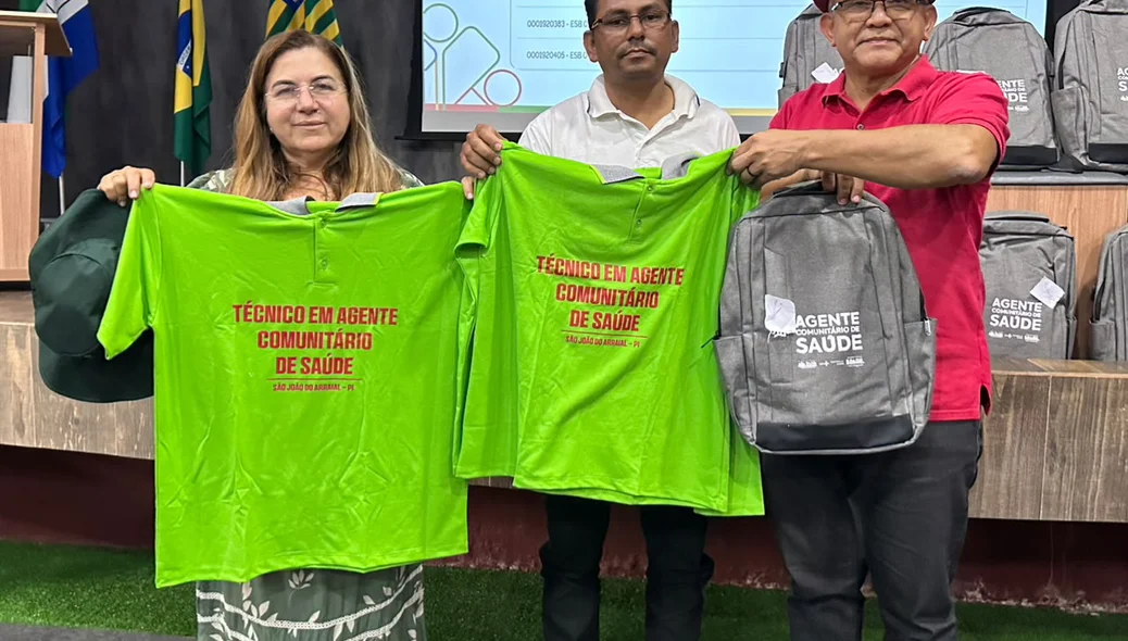 Prefeito Abdoral Melo entrega blusas em São João do Arraial