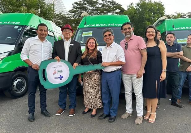 Prefeito Abdoral Melo recebe consultório odontológico móvel para ampliar atendimento à população da zona rural