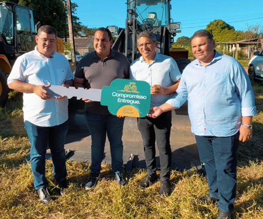 Prefeito de João Costa recebe nova pá carregadeira para reforçar a infraestrutura rural do município