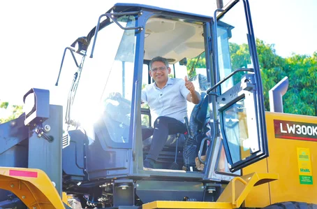 Prefeito de João Costa recebe nova pá carregadeira