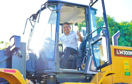 Prefeito de João Costa recebe nova pá carregadeira