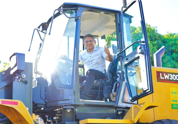 Prefeito de João Costa recebe nova pá carregadeira