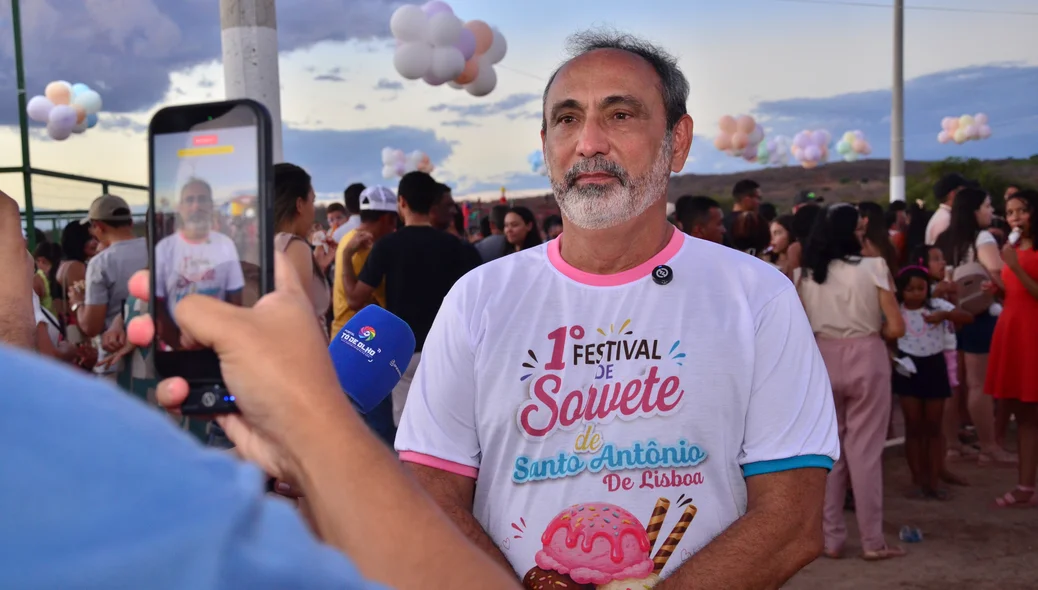 Prefeito Erivaldo Lopes participou do evento ao lado das famílias
