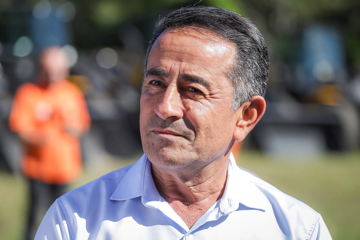Prefeito Eudes Ribeiro destaca avanço na agricultura ao receber máquina para Fronteiras